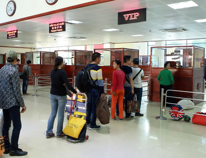 Khách nhập cảnh làm thủ tục tại Biên phòng cửa khẩu Quốc tế Hữu Nghị. (Ảnh: Hoàng Hùng/TTXVN) Thí điểm cấp thị thực điện tử cho người nước ngoài nhập cảnh ảnh 1