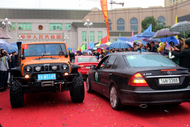 Ngày đầu khai trương đã có 40 phương tiện ôtô của người dân hai nước xuất nhập cảnh qua hai cửa khẩu Móng Cái và Đông Hưng. (Ảnh: Văn Đức/TTXVN) Khai trương thí điểm xe du lịch tự lái qua cửa khẩu Móng Cái ảnh 2