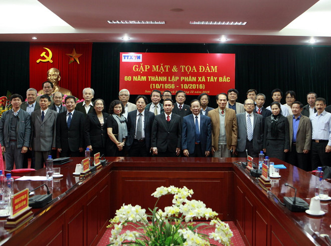 Các đại biểu dự buổi gặp mặt chụp ảnh lưu niệm. (Ảnh: Lê Hữu Quyết /TTXVN) TTXVN long trọng kỷ niệm 60 năm ngày thành lập Phân xã Tây Bắc ảnh 1
