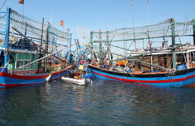 Trục vớt tàu cá bị chìm ở khu vực Cửa Đại lên bờ an toàn ảnh 1