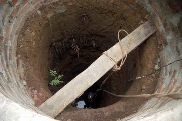 Một người bị chôn sống khi đang đào đất làm giếng nước ảnh 1