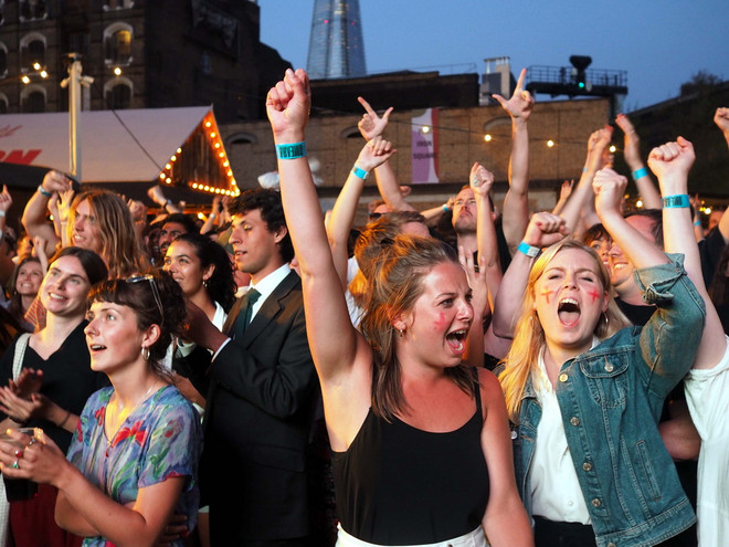 Cầu London “thất thủ” trong tiệc mừng chiến thắng lịch sử của đội Anh ảnh 1