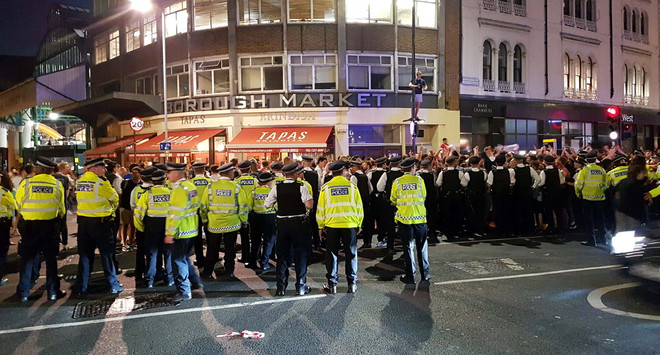 Cầu London “thất thủ” trong tiệc mừng chiến thắng lịch sử của đội Anh ảnh 2