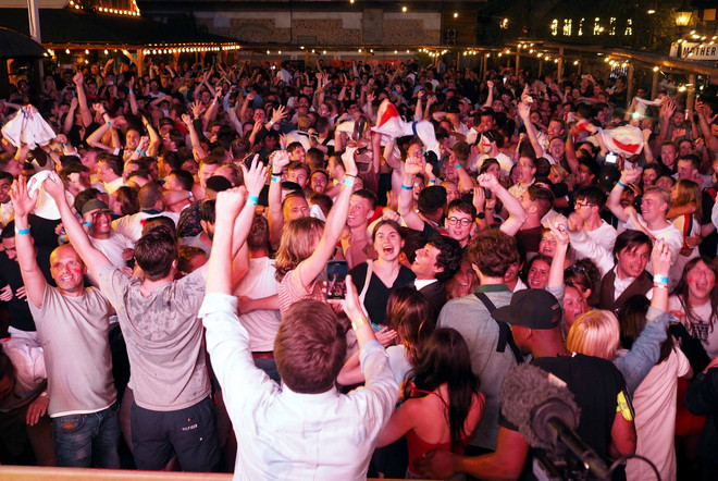 Cầu London “thất thủ” trong tiệc mừng chiến thắng lịch sử của đội Anh ảnh 3