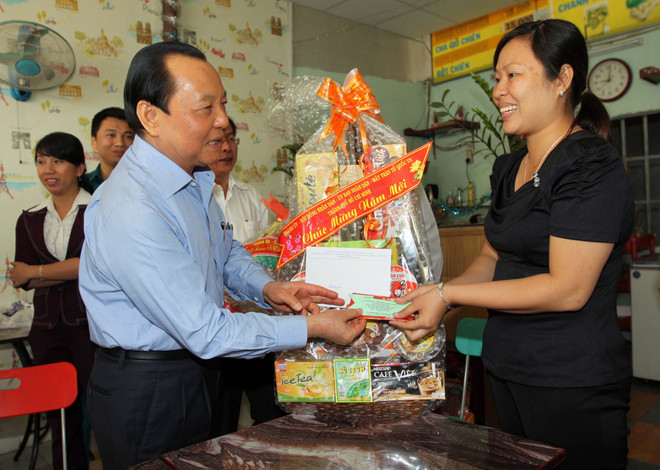 Bí thư Thành ủy Thành phố Hồ Chí Minh Lê Thanh Hải tặng quà gia đình quân nhân đang làm nhiệm vụ tại quần đảo Trường Sa. (Ảnh: Thanh Vũ/TTXVN) Lãnh đạo TPHCM chúc Tết gia đình cán bộ, chiến sỹ hải quân ảnh 1