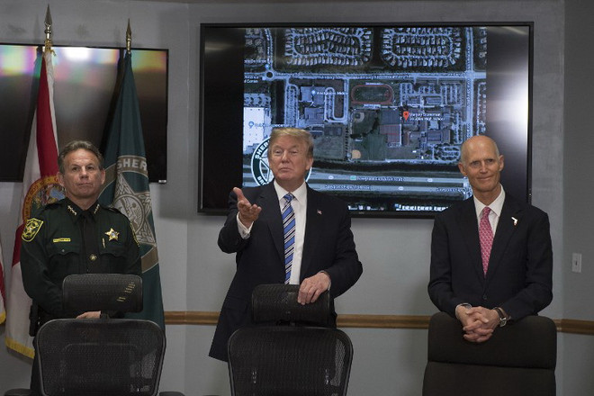 Vụ xả súng ở Florida: Ông Trump đến Parkland thăm hỏi các nạn nhân ảnh 1
