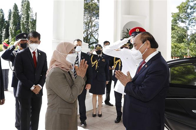 Tổng thống Cộng hòa Singapore Halimah Yacob đón Chủ tịch nước Nguyễn Xuân Phúc thăm cấp Nhà nước tới Singapore. (Ảnh: Thống Nhất/TTXVN) "Mối quan hệ Việt Nam-Singapore đang phát triển toàn diện" ảnh 1