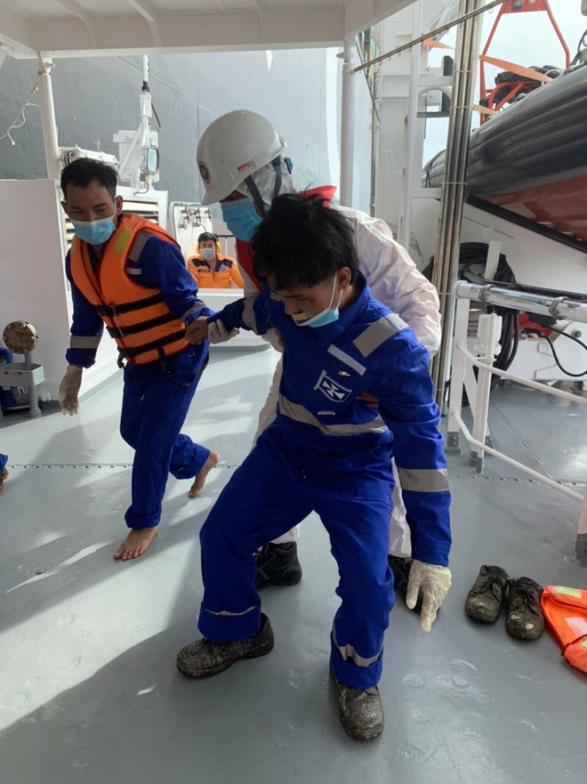 Tiếp nhận thủy thủ tàu VANDON ACE từ tàu MSC Rapallo quốc tịch Liberia (tìm kiếm, cứu được đêm 23/2) sang tàu SAR 272 để đưa về bờ. (Ảnh: TTXVN) Đẩy nhanh tìm kiếm các thủy thủ còn mất tích của tàu VANDON ACE bị nạn ảnh 2