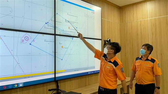 Lãnh đạo Trung tâm Phối hợp tìm kiếm cứu nạn Hàng hải Khu vực 3 báo cáo phương án, vị trí tìm kiếm các thủy thủ tàu VANDON ACE còn mất tích. (Ảnh: Đoàn Mạnh Dương/TTXVN) Đẩy nhanh tìm kiếm các thủy thủ còn mất tích của tàu VANDON ACE bị nạn ảnh 4