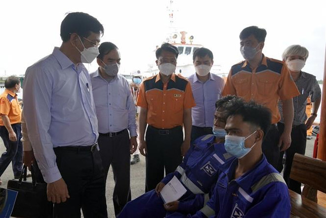 Thứ trưởng Bộ Giao thông Vận tải Nguyễn Xuân Sang (trái) thăm hỏi, động viên các thủy thủ tàu Vandon Ace được cứu khi vừa về đến Vũng Tàu. (Ảnh: Đoàn Mạnh Dương/TTXVN) Đẩy nhanh tìm kiếm các thủy thủ còn mất tích của tàu VANDON ACE bị nạn ảnh 1