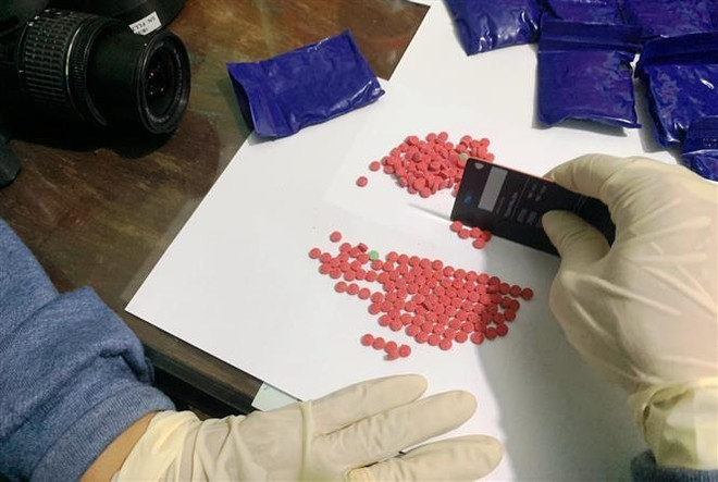 Hòa Bình: Tóm gọn "hành khách" giấu 200 viên hồng phiến dưới sàn taxi ảnh 1