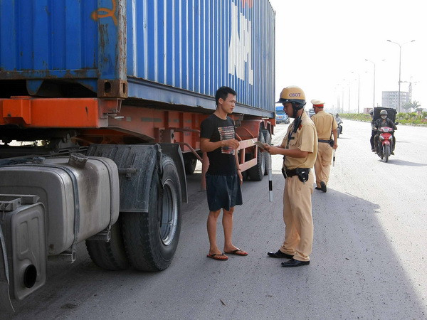 Xe quá tải và nạn đổ trộm phế thải gây bức xúc ở Thủ đô ảnh 1