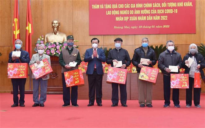 Bí thư Thành ủy Hà Nội tặng quà, chúc Tết người lao động và hộ nghèo ảnh 2