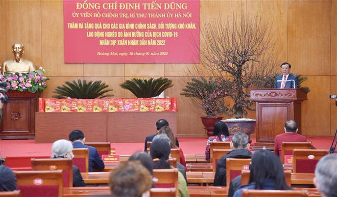 Bí thư Thành ủy Hà Nội tặng quà, chúc Tết người lao động và hộ nghèo ảnh 1