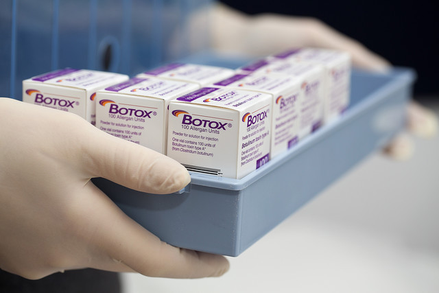 Thương vụ lớn nhất giữa hai công ty dược phẩm của Mỹ ảnh 1