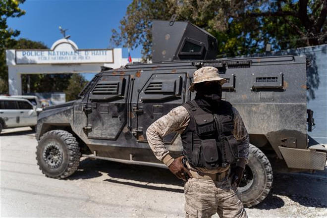 Cảnh sát Haiti tuần tra tại Port-au-Prince ngày 31/1/2023. (Ảnh: AFP/TTXVN) Băng nhóm vũ trang tấn công bệnh viện lớn ở miền Trung Haiti ảnh 1