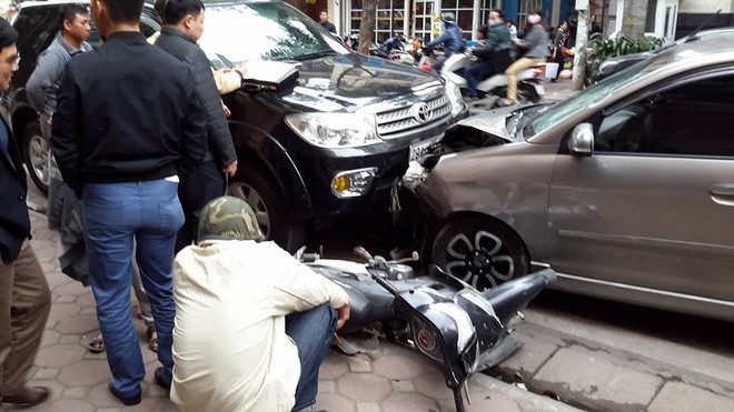 [Video] Ôtô dán logo Otofun gây tai nạn kinh hoàng, tài xế biến mất ảnh 1