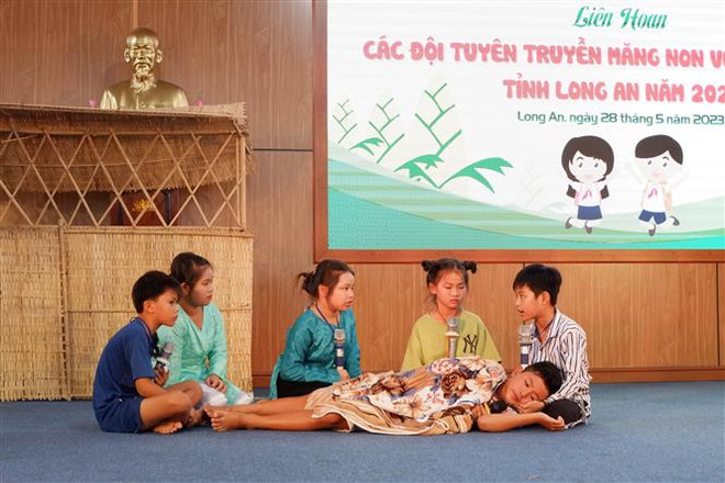 Đội huyện Mộc Hoá tuyên truyền về phòng, chống đuối nước. (Ảnh: Đức Hạnh/TTXVN) Long An: Liên hoan các Đội Tuyên truyền Măng non về Luật Trẻ em ảnh 1