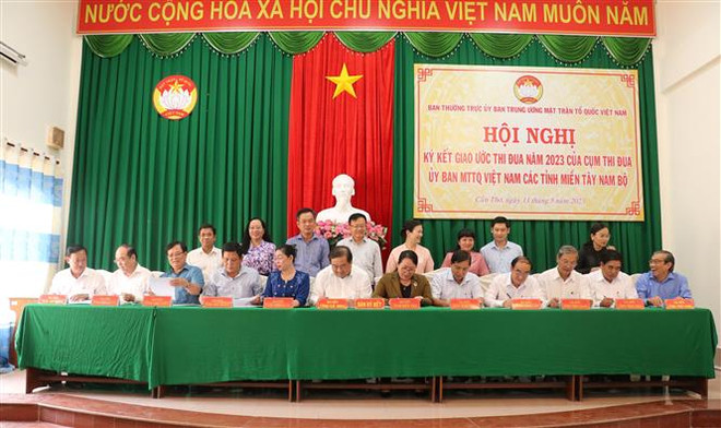 Chủ tịch Ủy ban Mặt trận Tổ quốc Việt Nam của 12 tỉnh miền Tây Nam Bộ ký kết giao ước thi đua năm 2023, ngày 11/5 vừa qua tại thành phố Cần Thơ. (Ảnh: Ngọc Thiện/TTXVN) Chỉ thị của Ban Bí thư về lãnh đạo Đại hội MTTQ Việt Nam các cấp ảnh 1