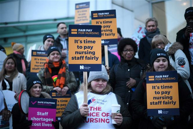Nhân viên y tế tham gia đình công đòi tăng lương tại London (Anh), ngày 19/1/2023. (Ảnh: AFP/TTXVN) Anh: Nguy cơ đình công tiếp diễn, chính phủ "sẽ không đàm phán lương" ảnh 1