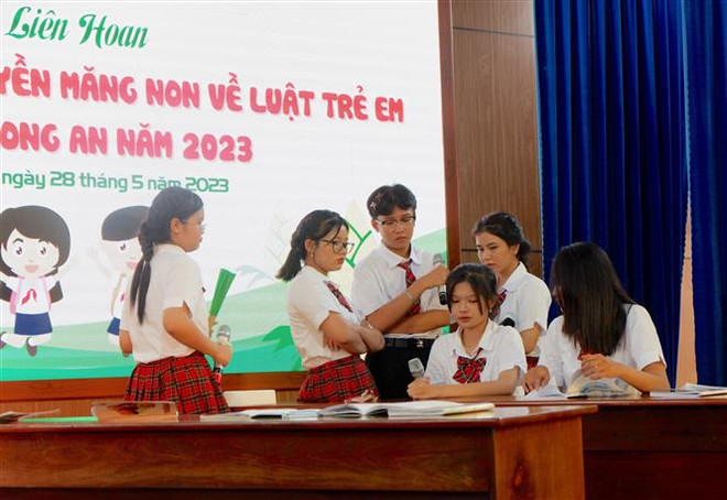 Đội huyện Tân Trụ tuyên truyền về phòng, chống bạo lực học đường. (Ảnh: Đức Hạnh/TTXVN) Long An: Liên hoan các Đội Tuyên truyền Măng non về Luật Trẻ em ảnh 3