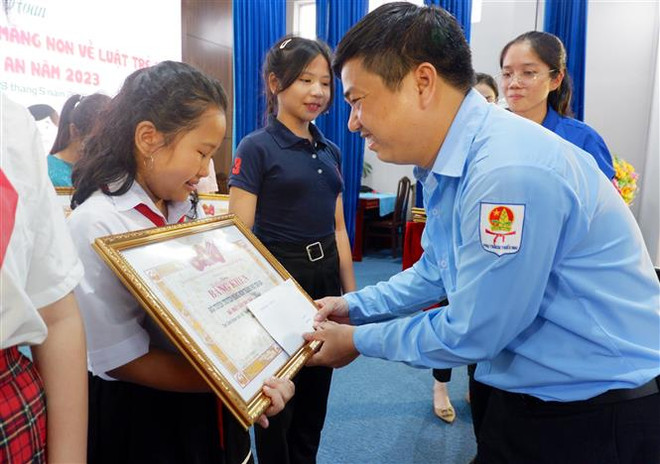 Phó Bí thư Tỉnh đoàn Long An Phạm Văn Hậu trao giải Nhất cho đội thành phố Tân An. (Ảnh: Đức Hạnh/TTXVN) Long An: Liên hoan các Đội Tuyên truyền Măng non về Luật Trẻ em ảnh 2
