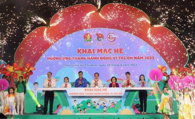 Các đại biểu thực hiện nghi thức khai mạc chương trình Hè tại phố đi bộ Nguyễn Huệ, Quận 1 (Thành phố Hồ Chí Minh. (Ảnh: Thu Hương/TTXVN) Tạo môi trường lành mạnh để trẻ em phát triển toàn diện ảnh 1