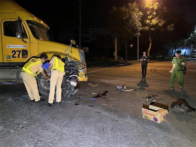 Xe máy va chạm xe container ở Vũng Tàu, hai người thương vong ảnh 1