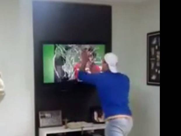 Một cổ động viên tuyển Brazil đập vỡ tivi vì quá phấn khích ảnh 1