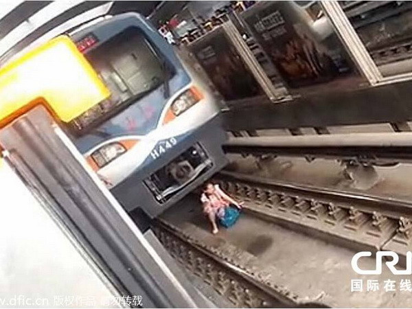 Thai phụ thoát chết thần kỳ ngay trước mũi tàu ở Trung Quốc ảnh 1