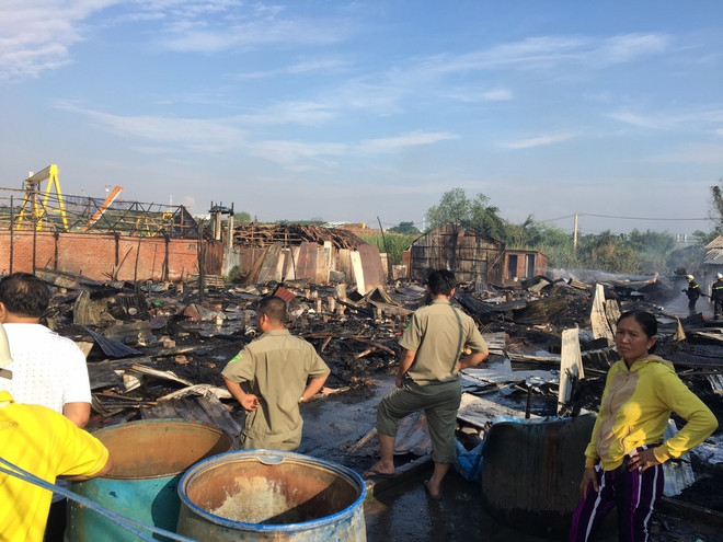 Hỏa hoạn thiêu rụi khu lán tạm của công nhân ở TP Hồ Chí Minh ảnh 2