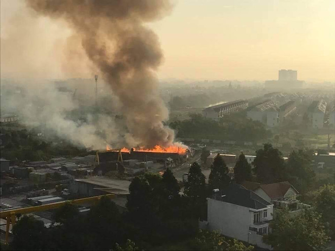 Hỏa hoạn thiêu rụi khu lán tạm của công nhân ở TP Hồ Chí Minh ảnh 1