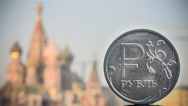 Đồng xu ruble của Nga tại thủ đô Moskva. (Ảnh: AFP/TTXVN) Đồng ruble giảm xuống mức thấp nhất trong gần 3 tuần so với đồng USD ảnh 1