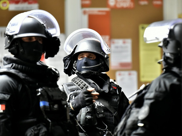 Pháp diễn tập chống khủng bố trước thềm LHP Cannes 2016 ảnh 1