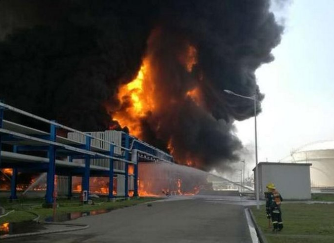 [Video] Vụ nổ kinh hoàng trong nhà máy hóa dầu của Trung Quốc ảnh 1