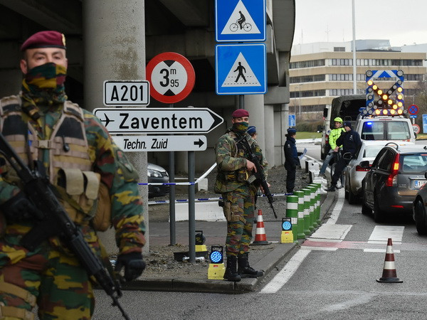 Cảnh sát và binh sỹ Bỉ gác tại lối vào sân bay Zaventem. (Nguồn: AFP/TTXVN) Kẻ đánh bom liều chết ở sân bay Bỉ từng canh giữ các con tin của IS ảnh 1