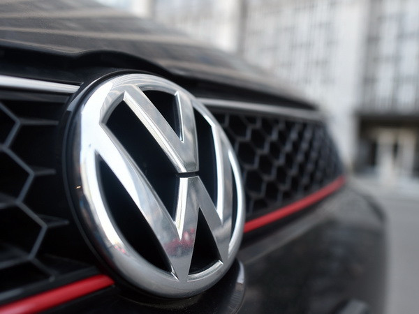 Logo của hãng Volkswagen. (Nguồn: AFP/TTXVN) VW vẫn còn nhiều khó khăn để giải quyết vụ gian lận khí thải ôtô ảnh 1