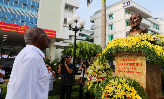 Phó Chủ tịch Cuba Salvado Valdés Mesa đặt vòng hoa trước tượng đài lãnh tụ Fidel Castro tại Bệnh viện Việt Nam-Cuba Đồng Hới. (Ảnh: Mạnh Thành/TTXVN) Đoàn đại biểu Cuba thăm Bệnh viện Hữu nghị Việt Nam-Cuba Đồng Hới ảnh 2