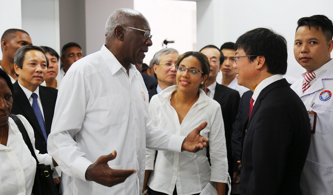 Phó Chủ tịch Cuba Salvado Valdes Mesa thăm hỏi và chúc mừng cán bộ, bác sỹ, nhân viên Bệnh viện Việt Nam Cuba Đồng Hới vì những thành tích đạt được trong việc khám, chữa bệnh cho nhân dân. (Ảnh: Mạnh Thành/TTXVN) Đoàn đại biểu Cuba thăm Bệnh viện Hữu nghị Việt Nam-Cuba Đồng Hới ảnh 1