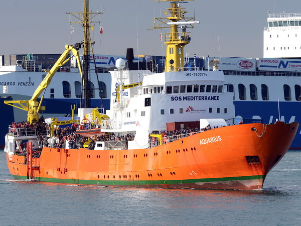 Khoảng 3.000 người di cư được giải cứu khi đang lênh đênh ngoài khơi ảnh 1