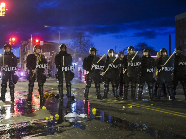 Bắt giữ nhiều đối tượng vi phạm lệnh giới nghiêm ở Baltimore ảnh 1