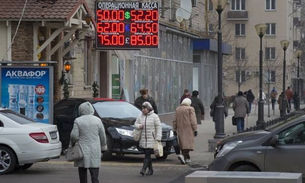 Bảng quy đổi tỷ giá giữa đồng Ruble và ngoại tệ trên đường phố ở Moskva. (Nguồn: AP) Trung Quốc tuyên bố sẵn sàng trợ giúp Nga vượt qua khó khăn ảnh 1