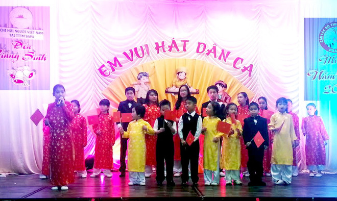 Thiếu nhi Việt Nam tại Cộng hòa Séc trình diễn hát dân ca ảnh 1