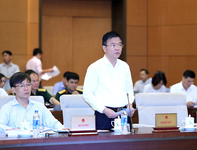 Bộ trưởng Bộ Tư pháp Lê Thành Long phát biểu tại buổi họp Ủy ban Thường vụ Quốc hội cho ý kiến về dự án Luật sửa đổi, bổ sung một số điều của Luật Lý lịch tư pháp. (Ảnh: Trọng Đức/TTXVN) Thường vụ Quốc hội cho ý kiến về sửa đổi Luật Lý lịch tư pháp ảnh 1