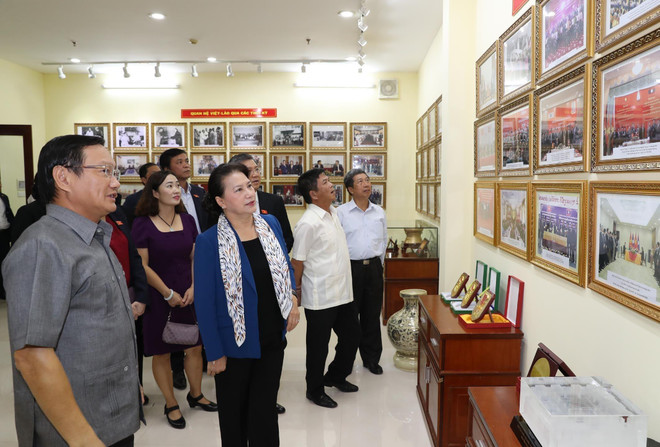 Chủ tịch Quốc hội thăm làm việc với Đại sứ quán Việt Nam tại Lào ảnh 1