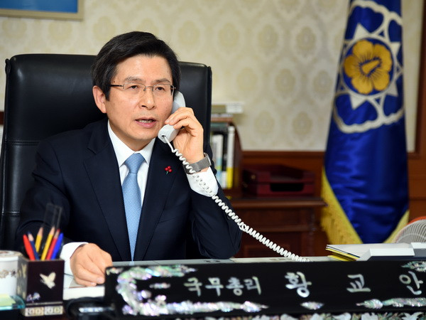 Thủ tướng đương nhiệm Hwang Kyo-ahn. (Nguồn: Yonhap/TTXVN) Tòa án Hiến pháp Hàn Quốc đề nghị bà Park Geun-hye giải trình ảnh 1