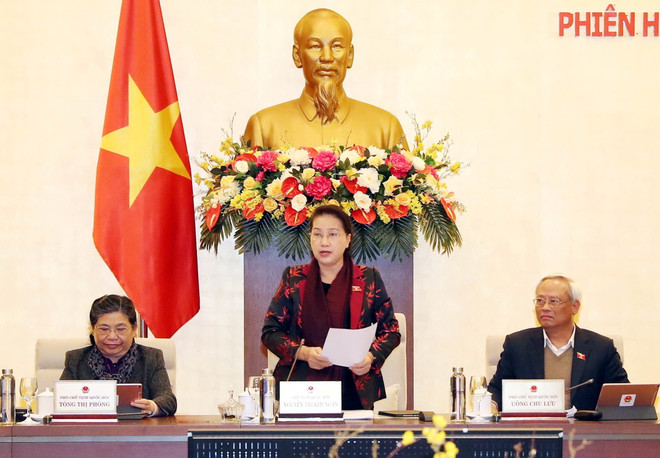 Chủ tịch Quốc hội Nguyễn Thị Kim Ngân chủ trì và phát biểu bế mạc Phiên họp thứ 42 của Ủy ban Thường vụ Quốc hội. (Ảnh: Trọng Đức/TTXVN) Bế mạc Phiên họp thứ 42 của Ủy ban Thường vụ Quốc hội ảnh 1