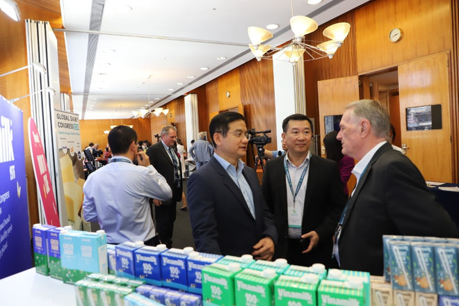 Nhiều đơn vị tham dự hội nghị quan tâm đến các thông tin dự án Net Zero do Vinamilk thực hiện tại Việt Nam. Vinamilk 5.JPG