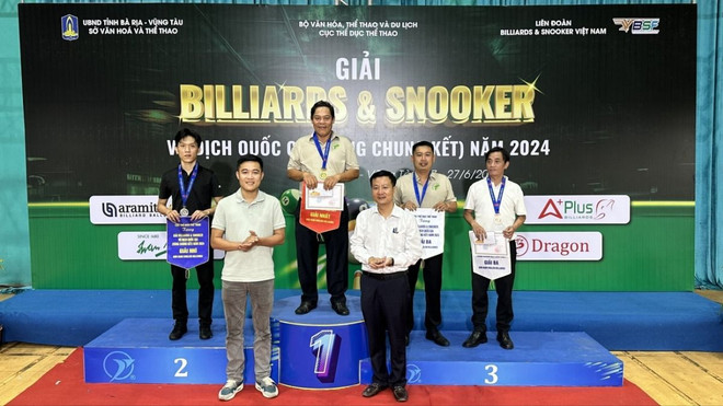 Trao giải thưởng cho các vận động viên đạt thành tích cao. (Ảnh: Huỳnh Sơn/TTXVN) billiards.jpg