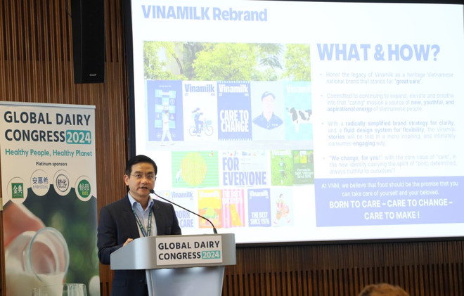 Ông Nguyễn Quang Trí, Giám đốc Điều hành Marketing Vinamilk, trình bày bài tham luận về chiến lược đổi mới và phát triển bền vững của Vinamilk với thông điệp “Để tâm thay đổi.” Vinamilk 3.JPG